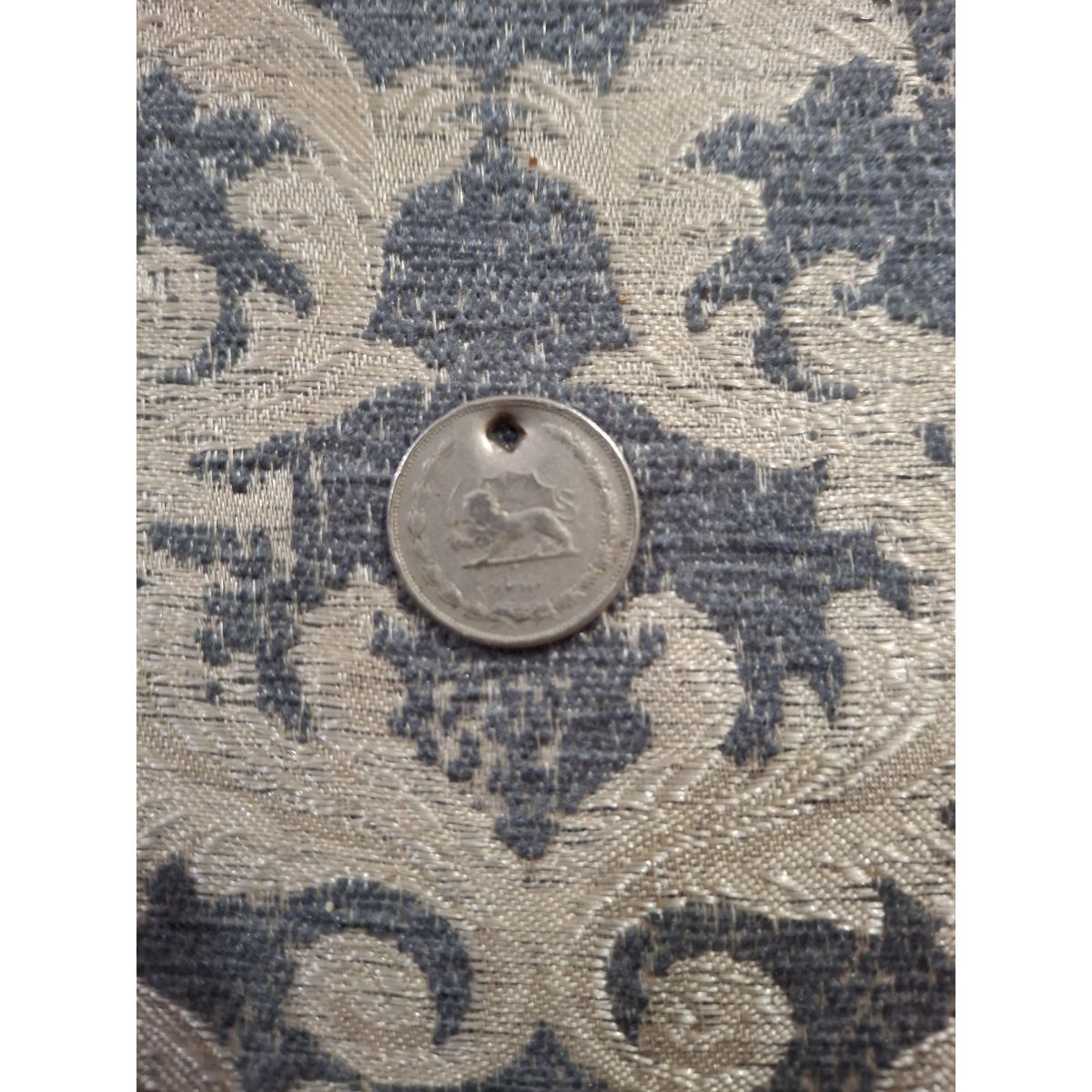 سکه ۱۰ دیناری سوراخ شده
